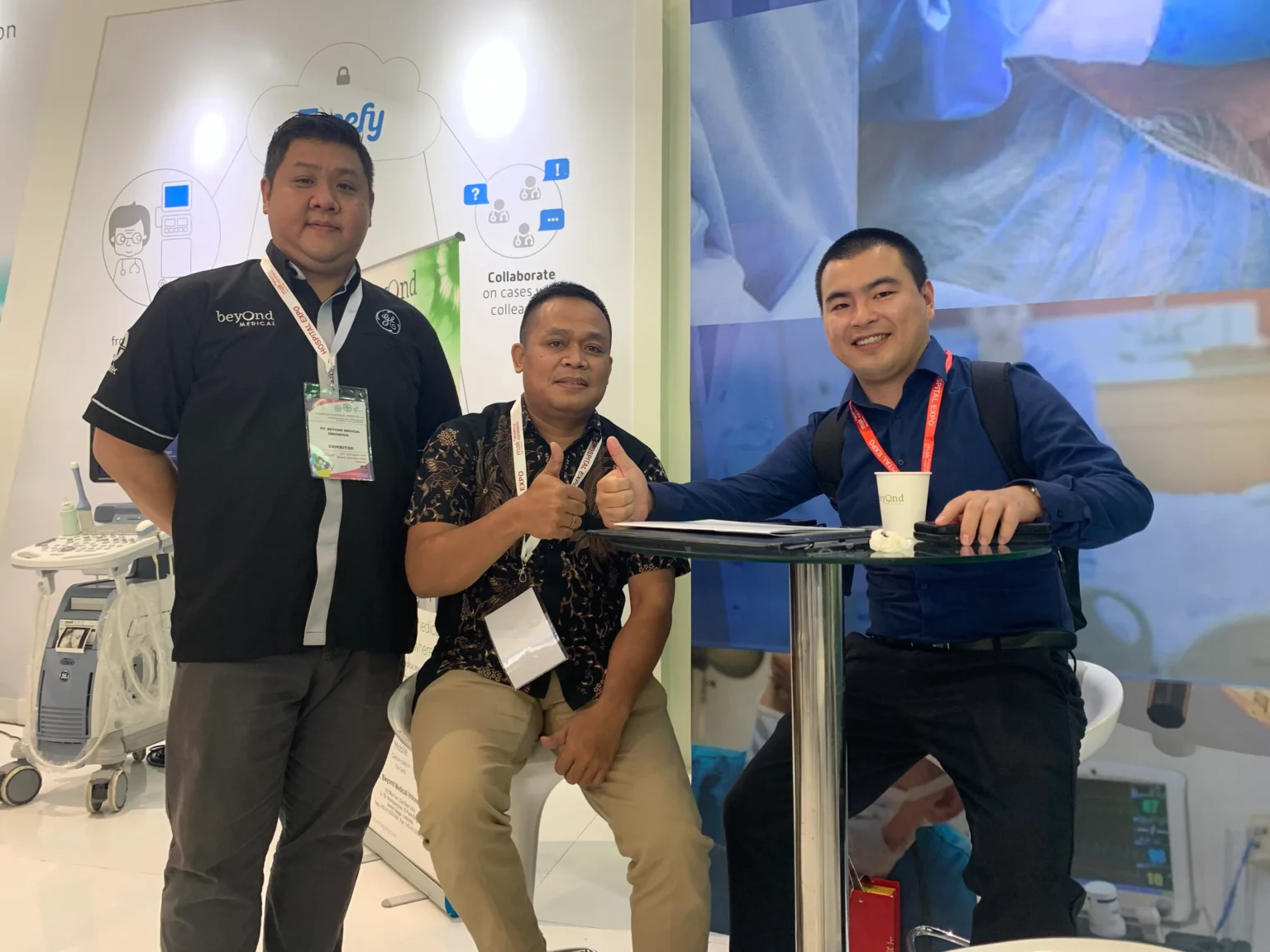 Akicare representative meeting medical imaging partners at a trade exhibition