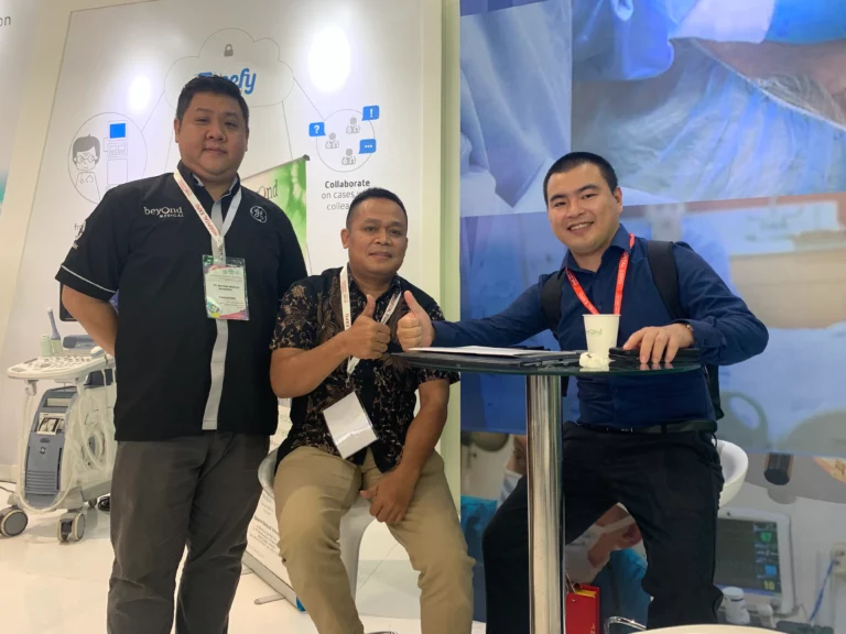 Akicare representative meeting medical imaging partners at a trade exhibition