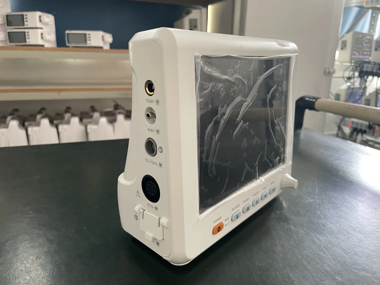 Akicare PM80D multi-parameter patient monitor - view 3