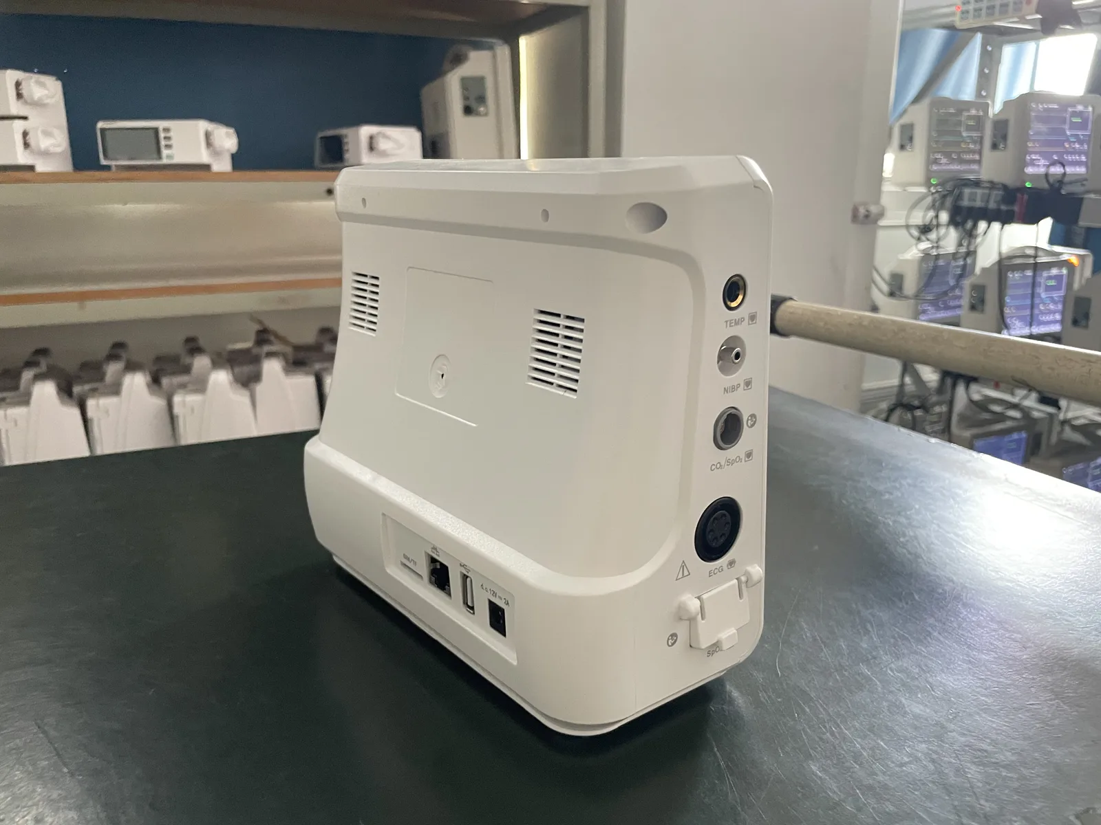 Akicare PM80D multi-parameter patient monitor - view 4